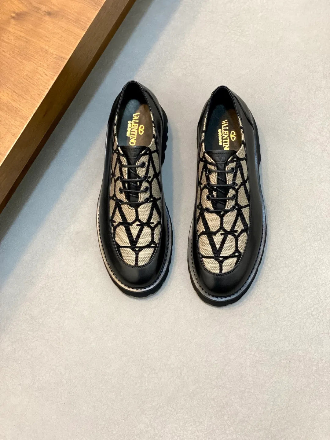 Men's shoes 💰740 VALENTINO Valentino's new men's fashionable casual leather shoes. These leather shoes are made of imported cowhide leather uppers, dyed calfskin lining and calfskin insoles. The upper foot is soft, comfortable and breathable. Comes with complete packaging in the original box! Visible details and quality. Size: 39-44 (customized at 38.45.46)